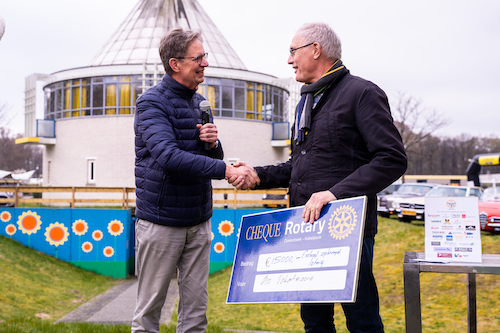 Foto 5 Overhandeging vlnr vrz. RCOK Ronald Keus Cheque aan dir. Bio Frans Wientjes